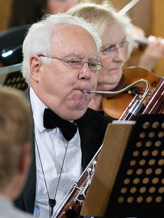 Picture of soloist Neil Gilchrist with the SPO